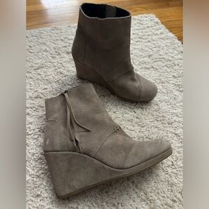 Toms Wedge Booties Size 8.5 - Tan Suede - Desert Taupe
Suede High Wedge Boots